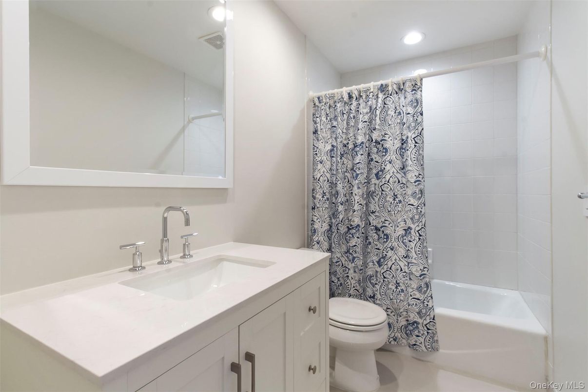 Bathroom, Interior, Recessed Lighting