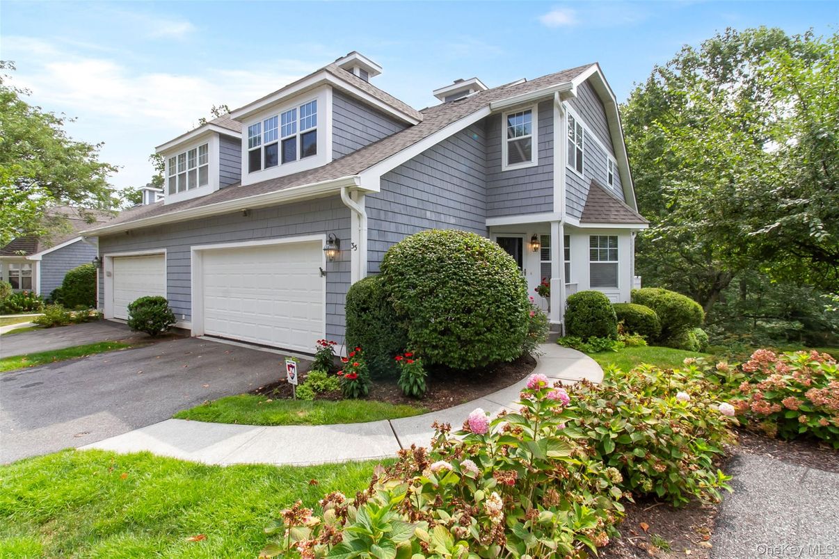 Attached, Exterior, Facade, American Craftsman