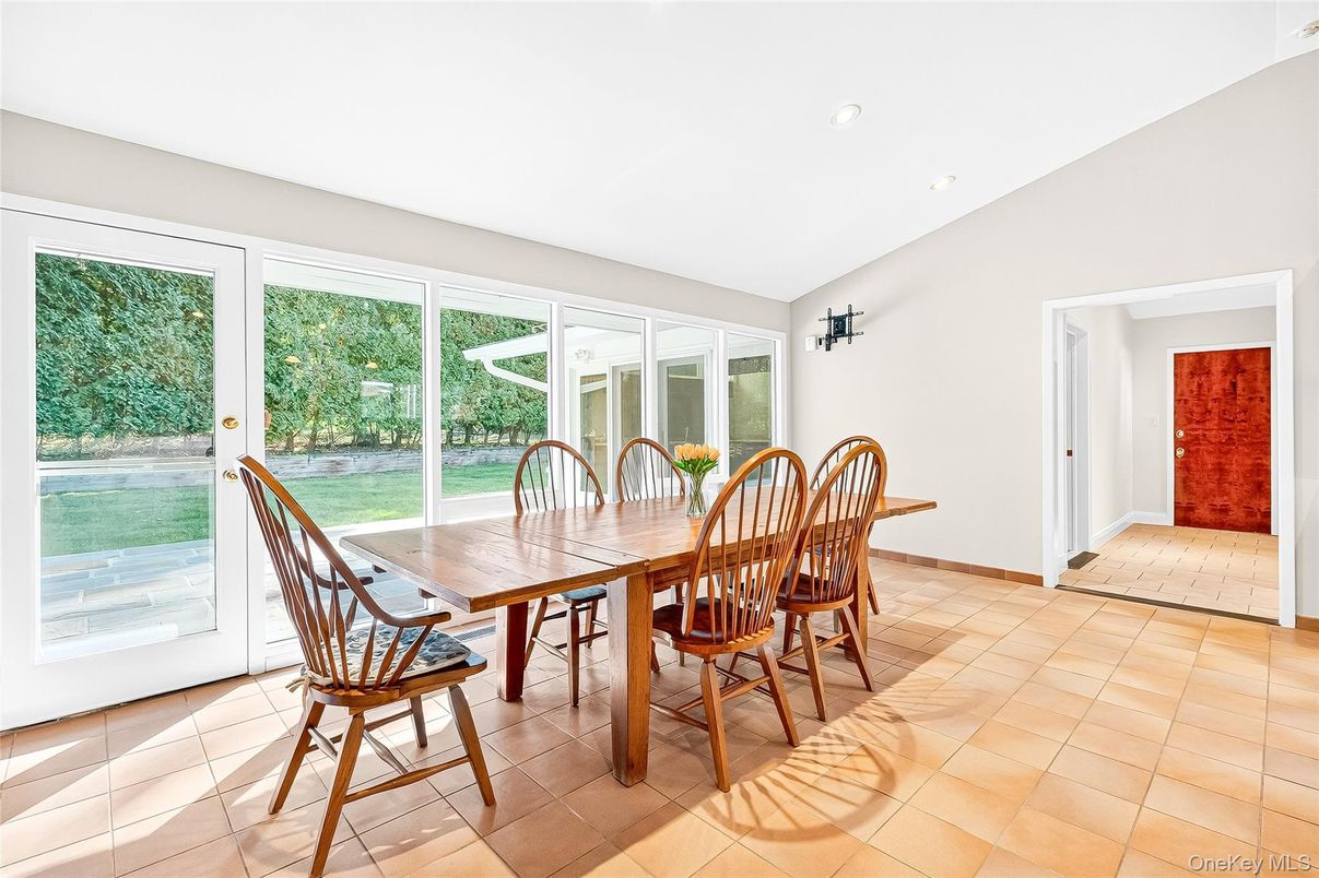 Dining room, Interior, Recessed Lighting