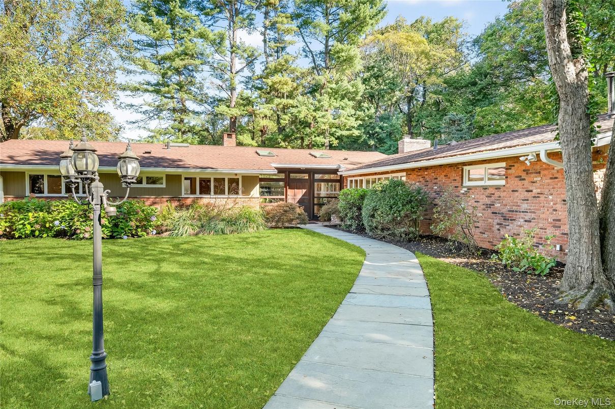 Backyard, Exterior, Facade, Brick Facade, Ranch