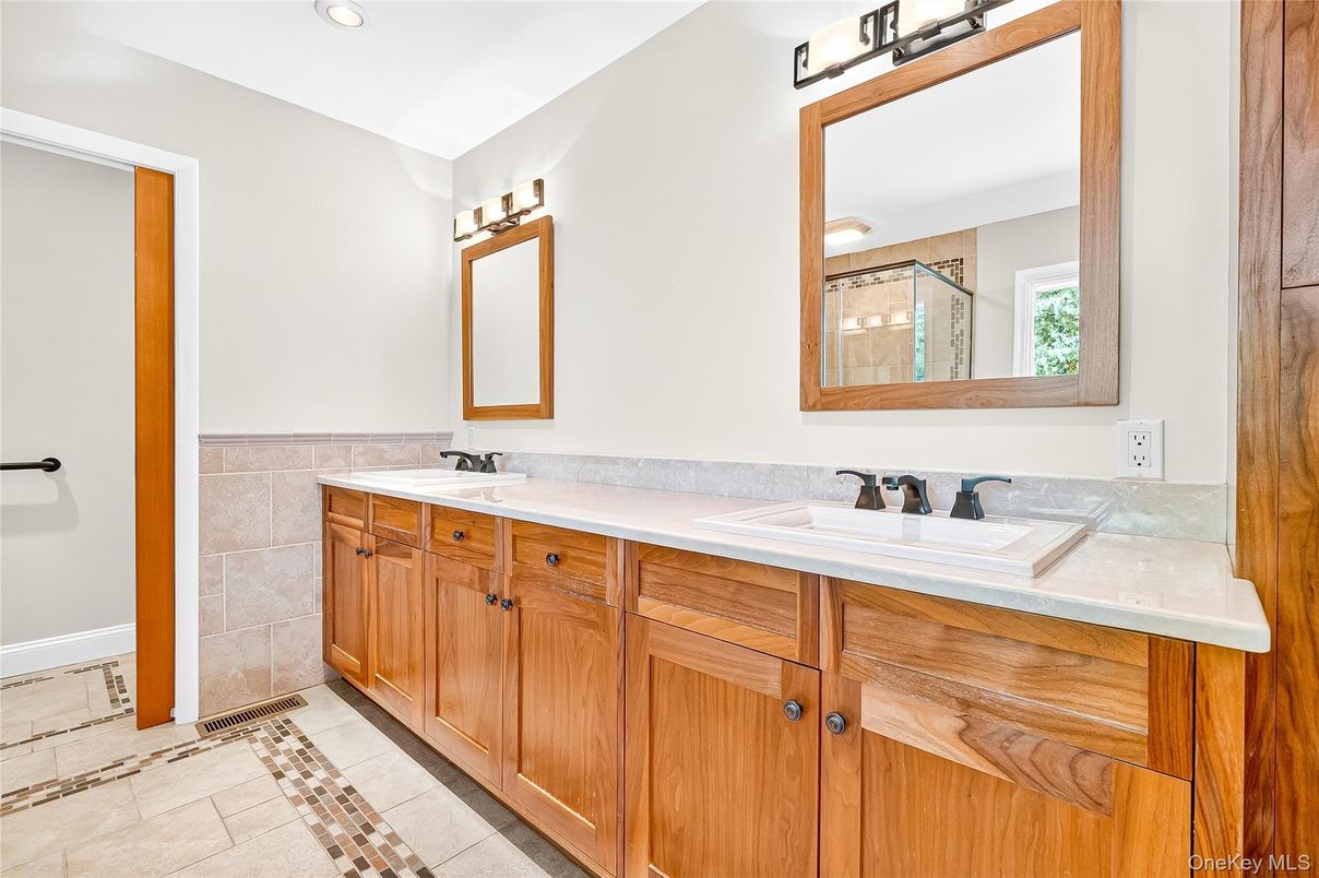 Bathroom, Dual Sink Vanities, Interior, Recessed Lighting