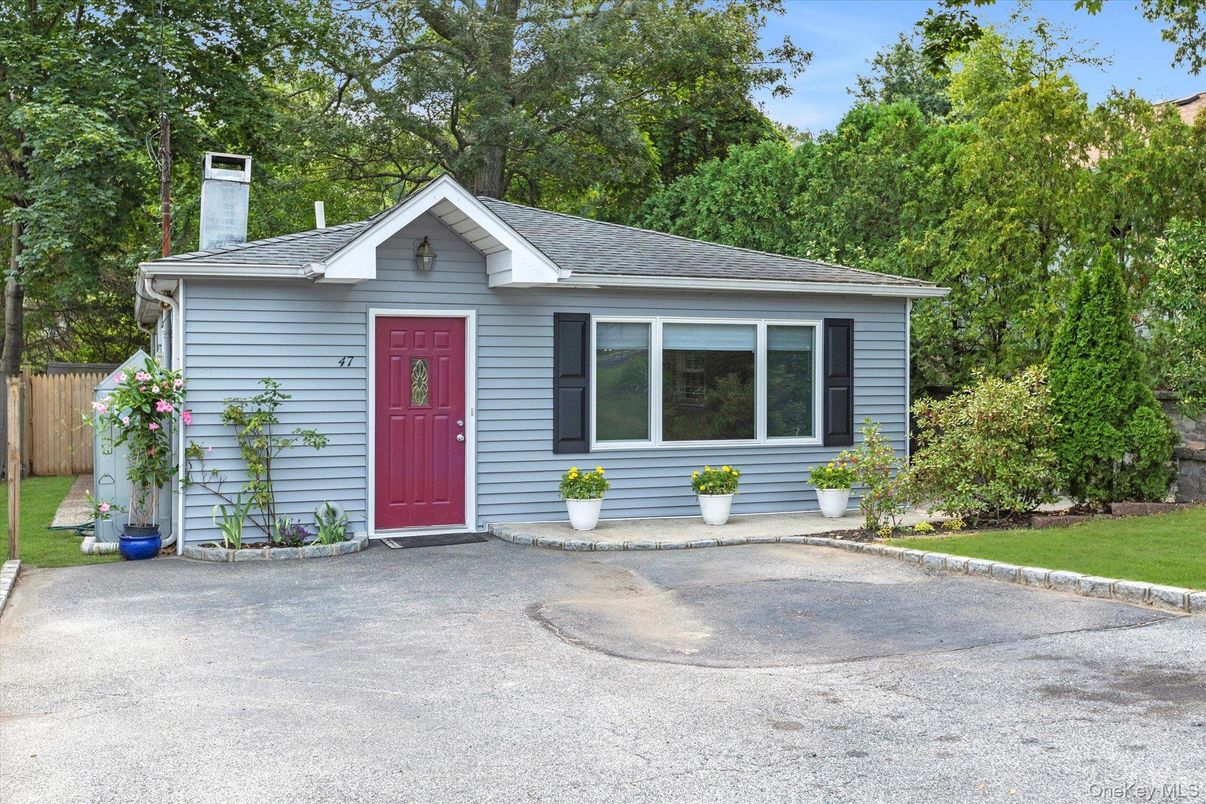 Exterior, Facade, Ranch