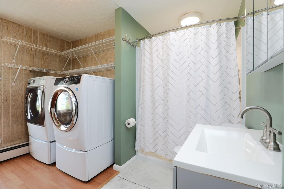 Interior, Washer, Wood Texture Flooring