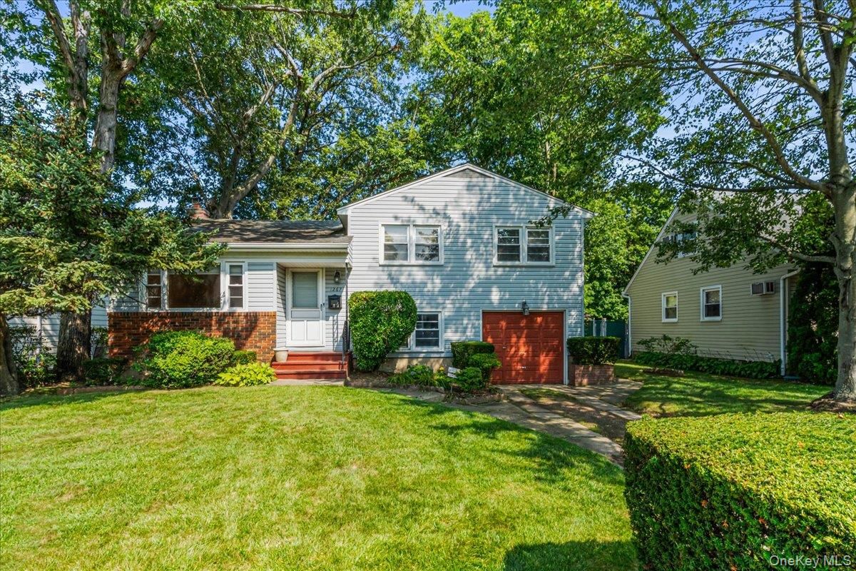Backyard, Exterior, Facade, Brick Facade, Split Level