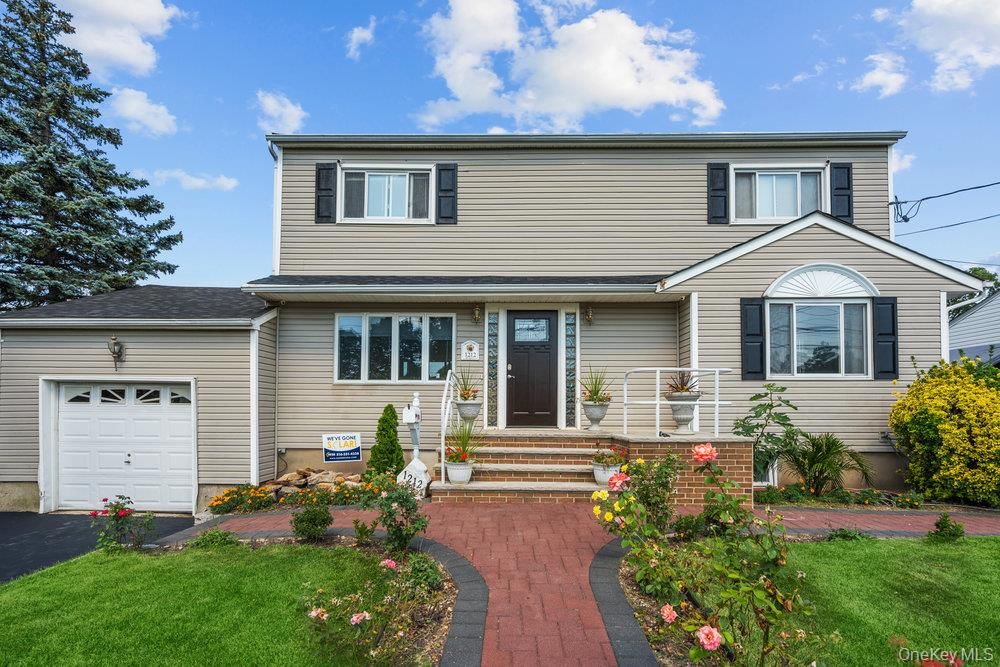 Attached, Exterior, Facade, Split Level