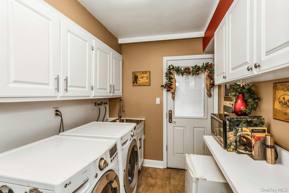 Interior, Washer, Wood Texture Flooring