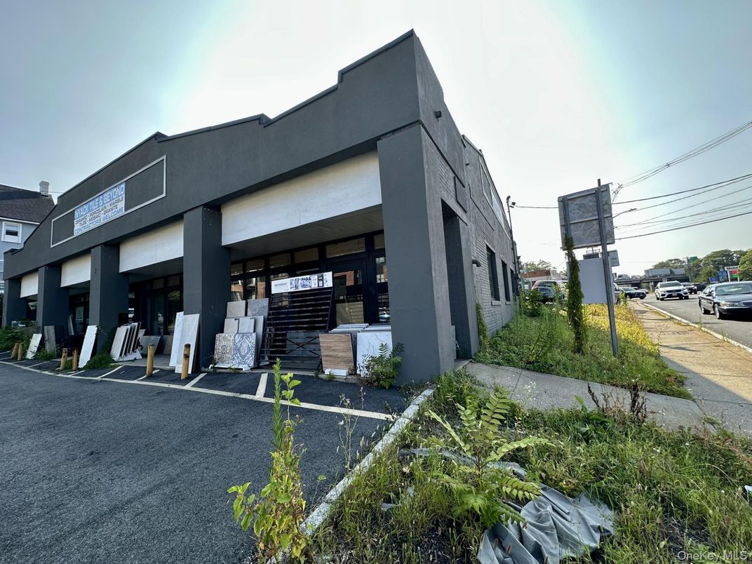 Exterior, Facade, Modern
