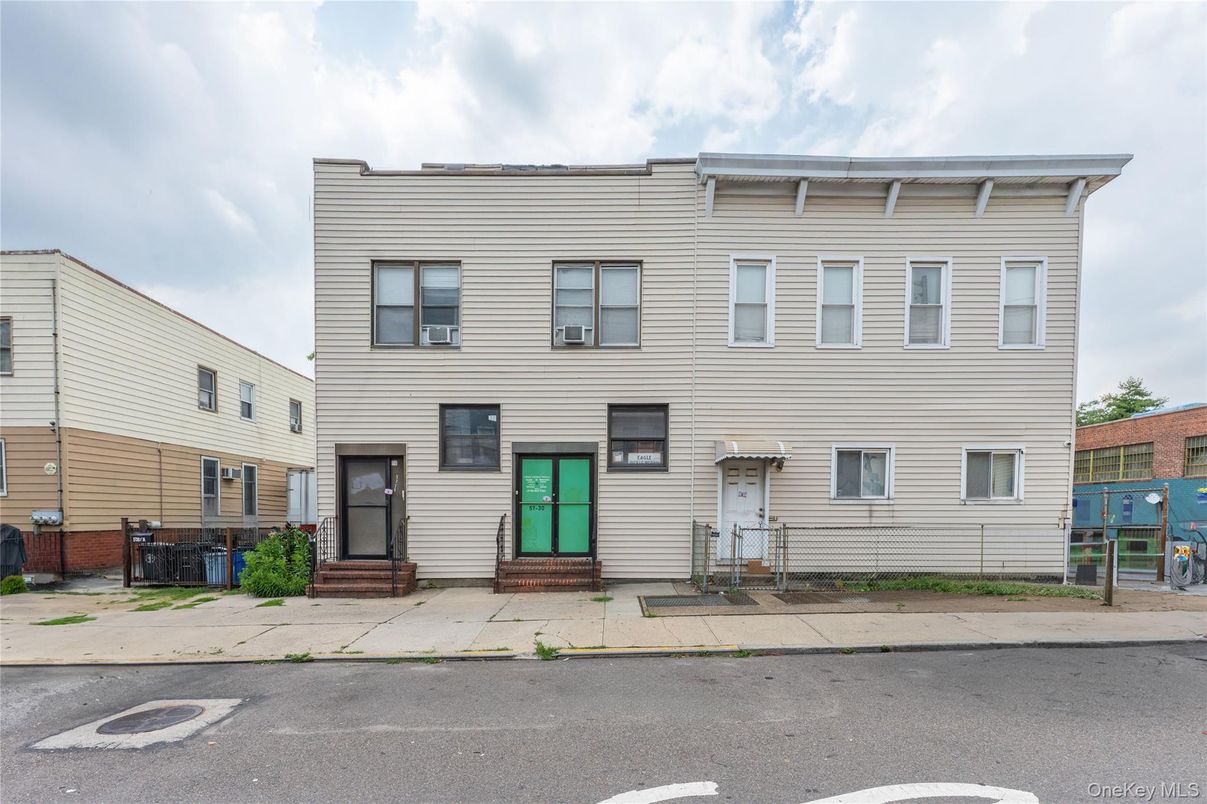 Exterior, Facade, Rowhouse