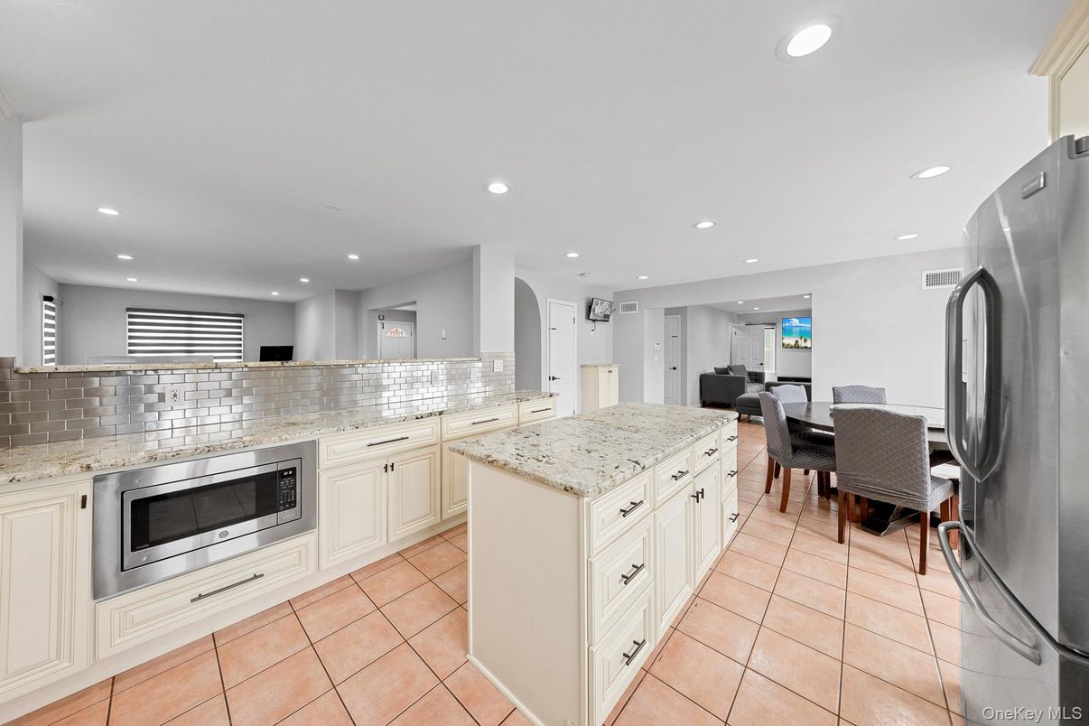 Dining room, Interior, Kitchen, Recessed Lighting, Stainless Steel Appliances