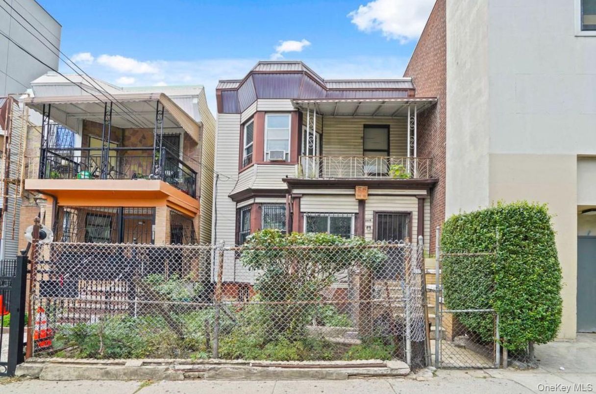 Exterior, Facade, Rowhouse