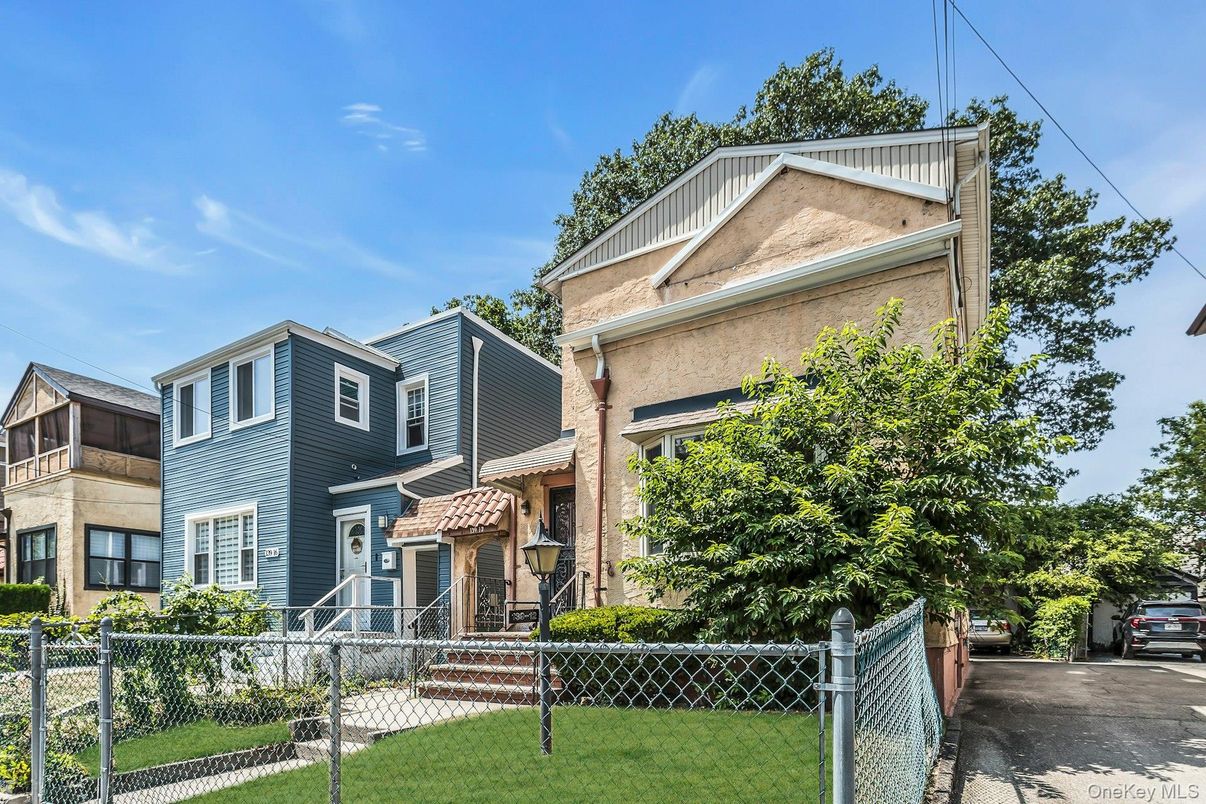 Exterior, Facade, Queen Anne Victorian