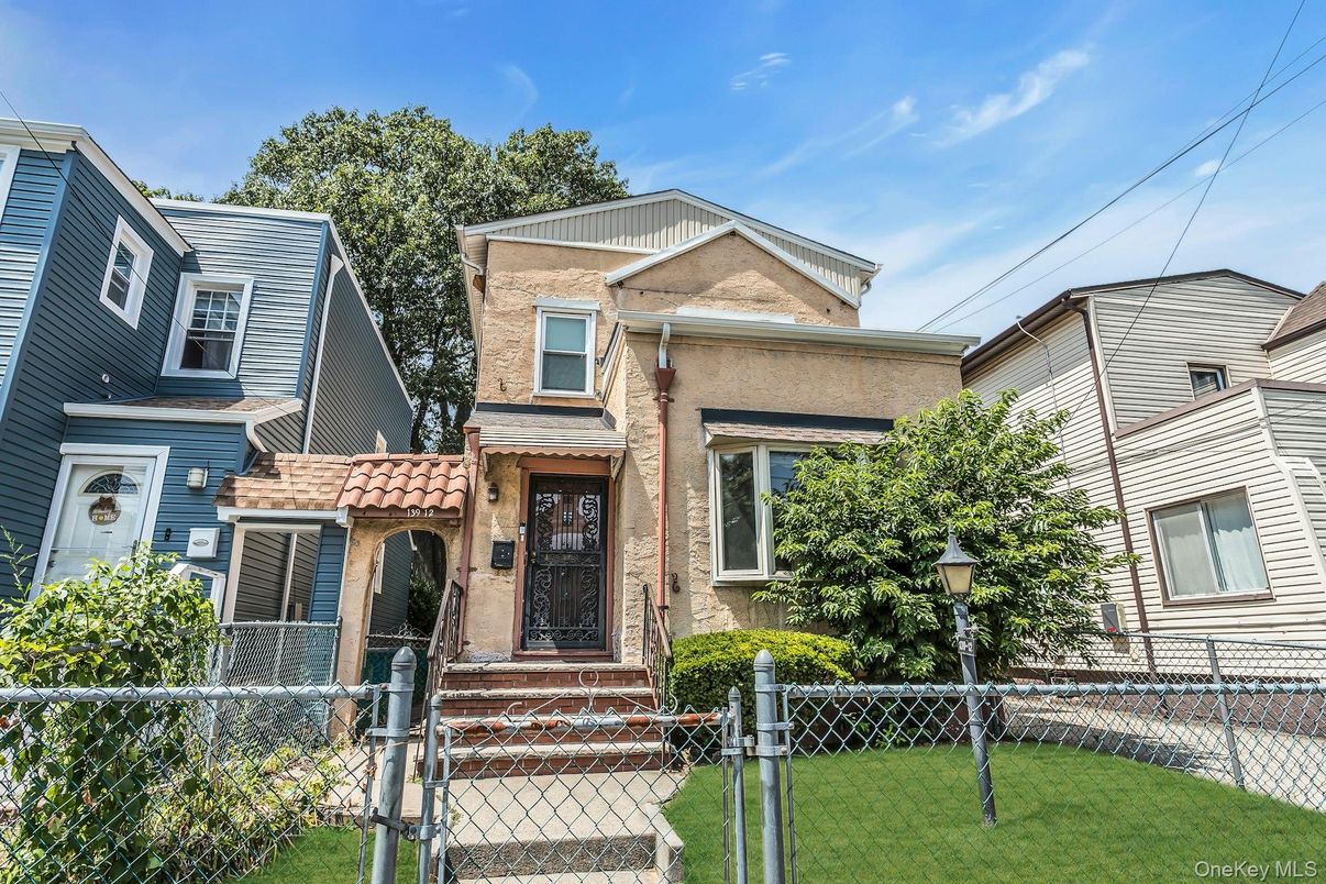 Exterior, Facade, Rowhouse