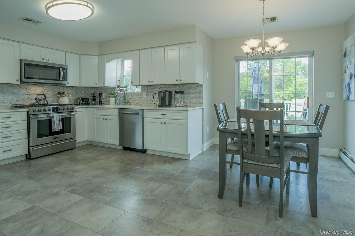 Chandelier, Dining room, Interior, Kitchen, Stainless Steel Appliances