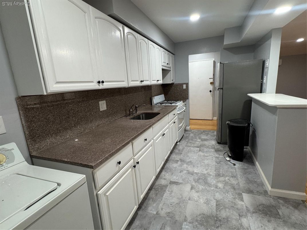 Interior, Kitchen, Recessed Lighting, Washer