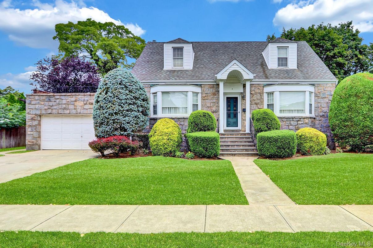 Attached, Exterior, Facade, Cape Cod