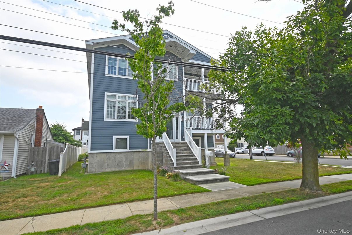Exterior, Facade, Queen Anne Victorian