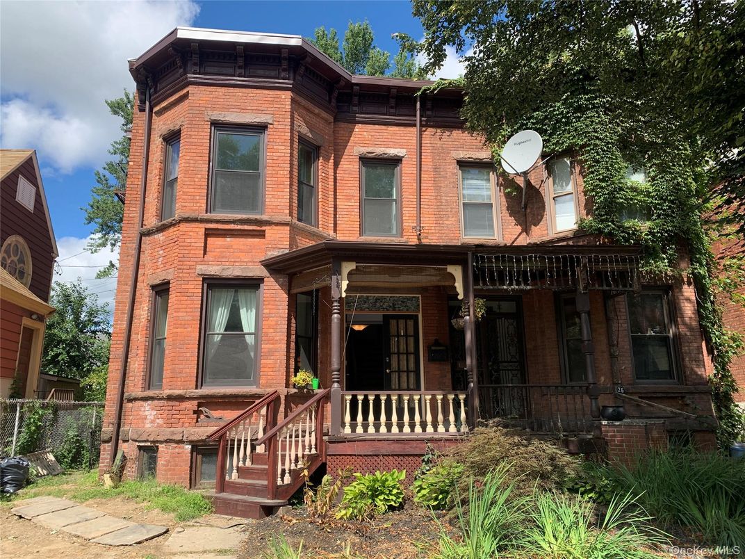 Exterior, Facade, Rowhouse