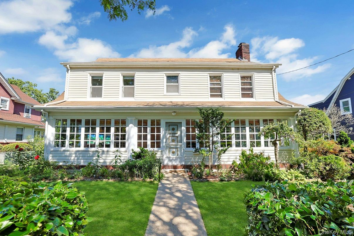 Exterior, Facade, American Foursquare