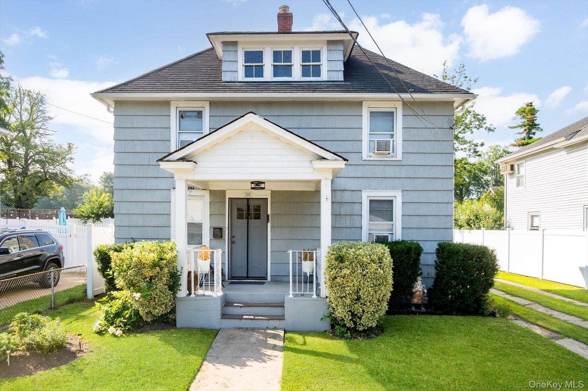 Exterior, Facade, American Foursquare