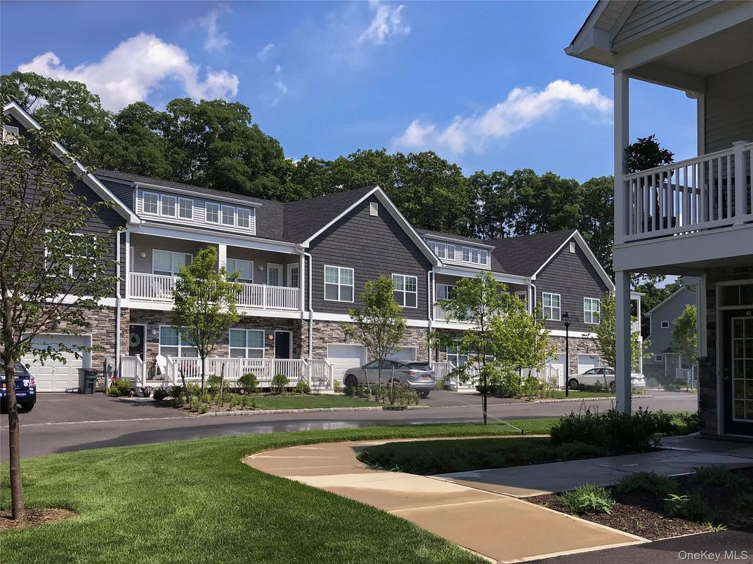 Attached, Exterior, Facade, Queen Anne Victorian