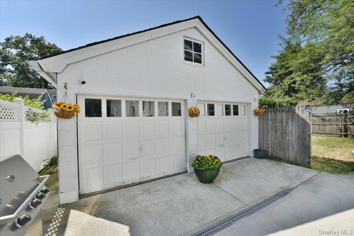 Detached Garage, Exterior