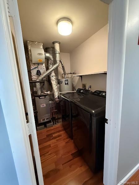 Interior, Washer, Wood Texture Flooring