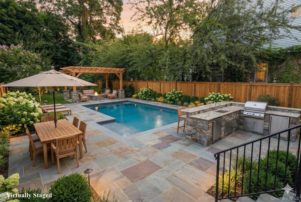 Exterior, Outdoor Kitchen, Pool