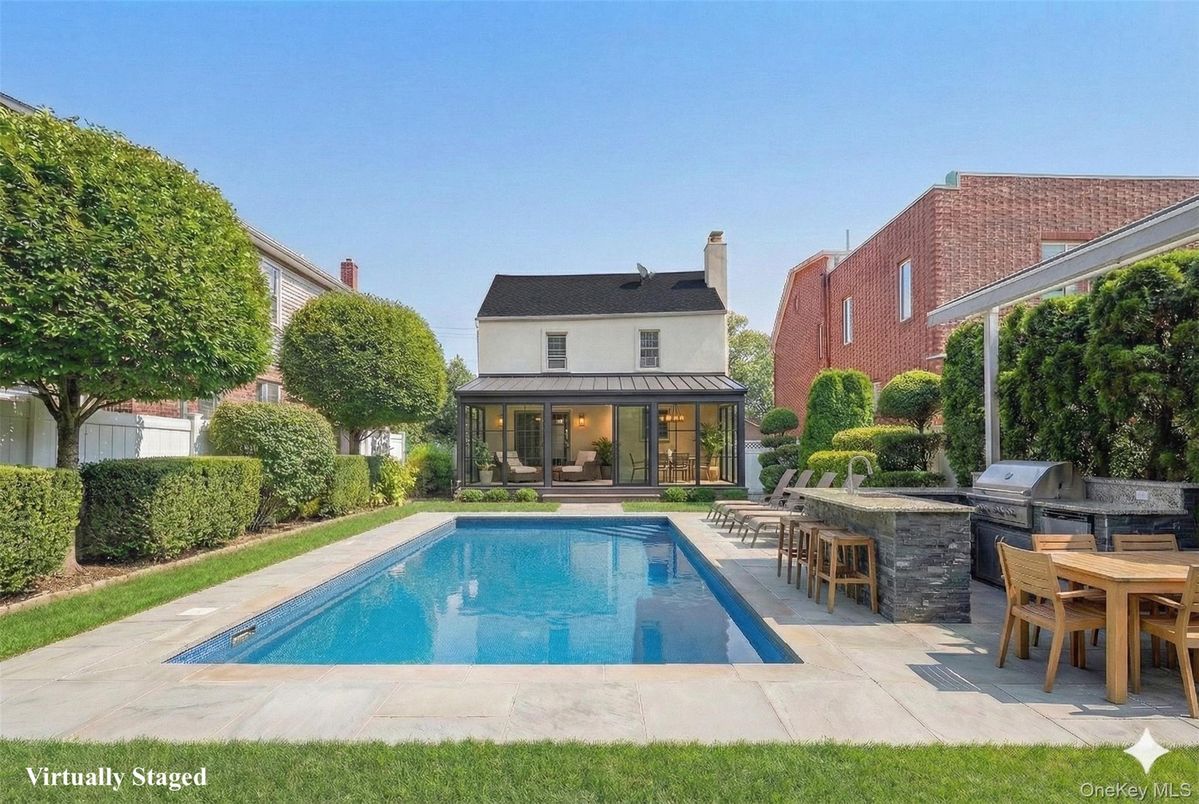 Exterior, Outdoor Kitchen, Pool