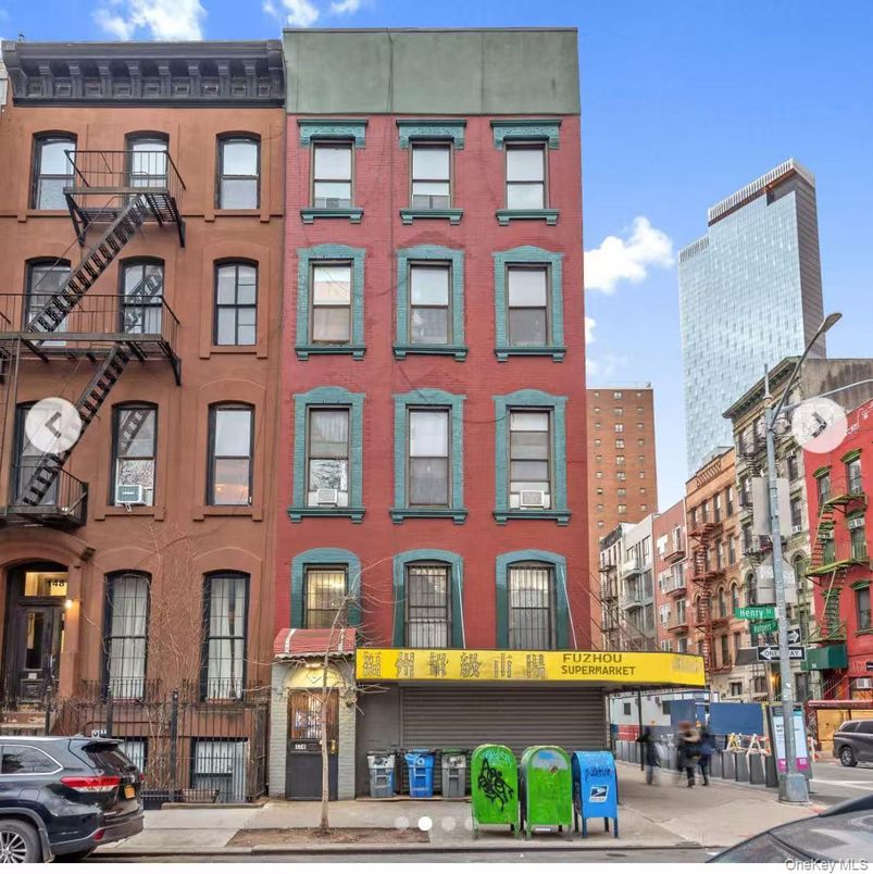 Exterior, Facade, Rowhouse