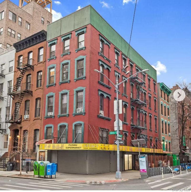 Exterior, Facade, Rowhouse