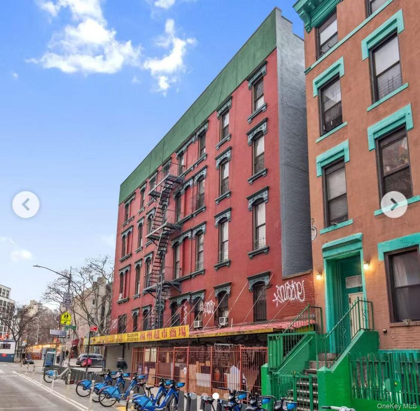 Exterior, Facade, Rowhouse