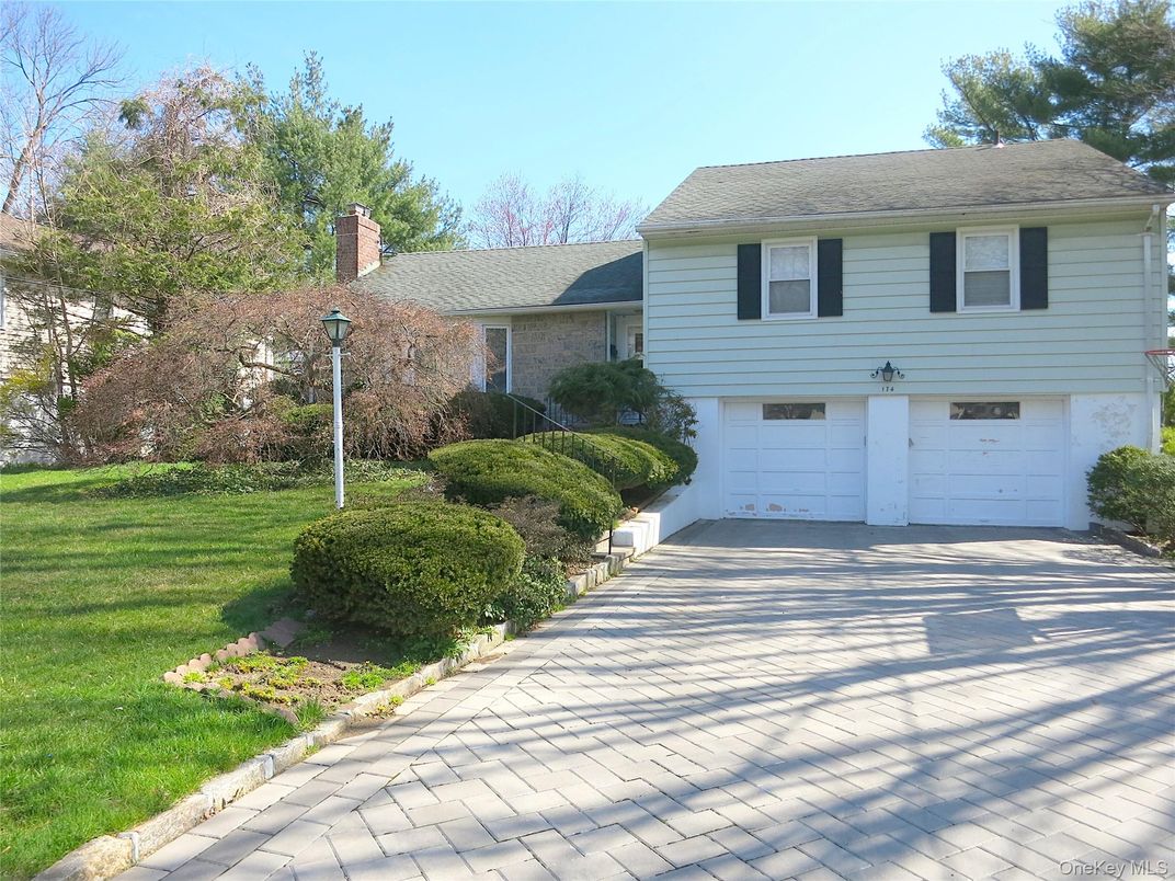 Attached, Exterior, Facade, Split Level