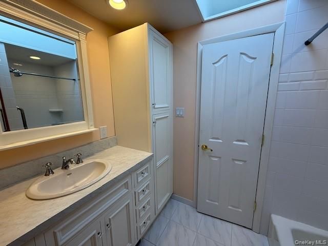 Bathroom, Interior, Marble, Recessed Lighting