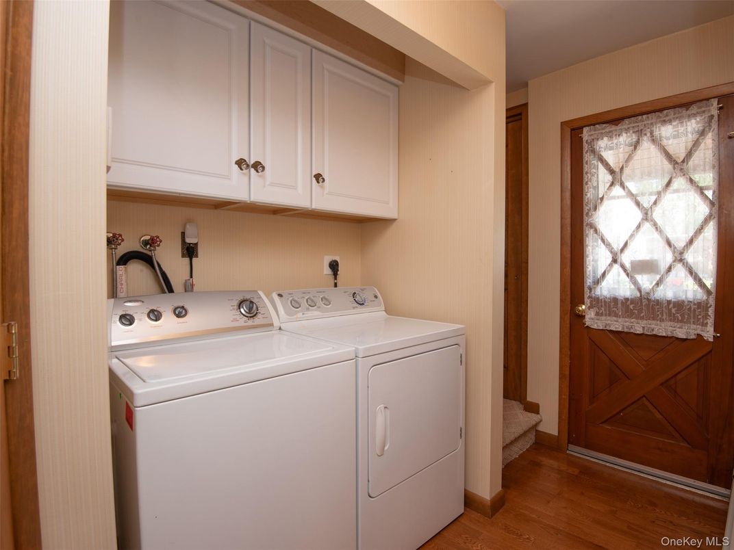 Interior, Utility Closets, Washer, Wood Texture Flooring