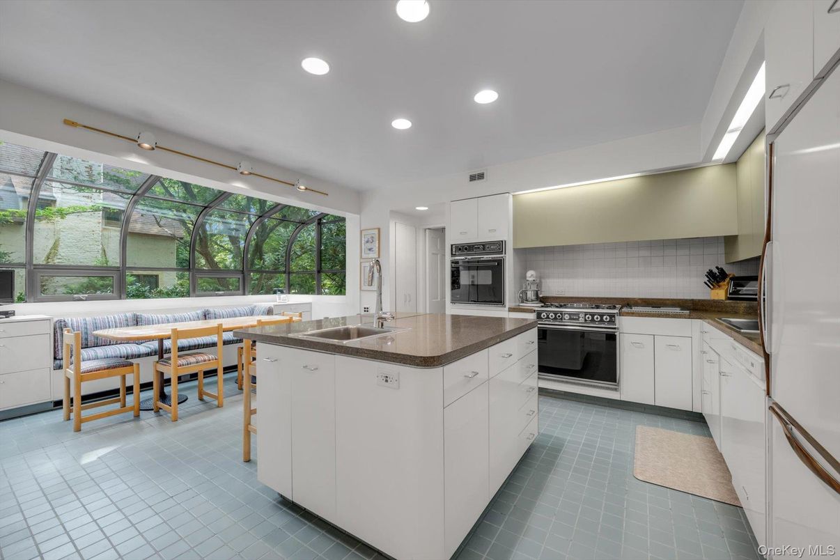 Dining room, Interior, Kitchen, Recessed Lighting, Stainless Steel Appliances