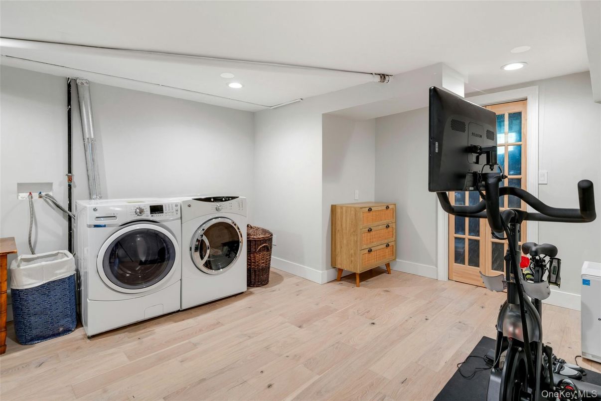 Fitness Equipment, Interior, Recessed Lighting, Washer, Wood Texture Flooring