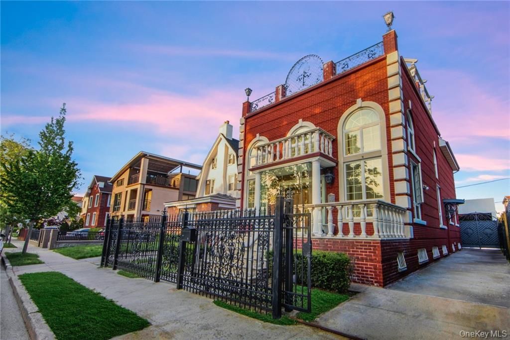 Exterior, Facade, Brick Facade, Rowhouse