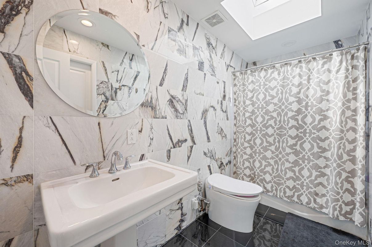 Bathroom, Interior, Recessed Lighting