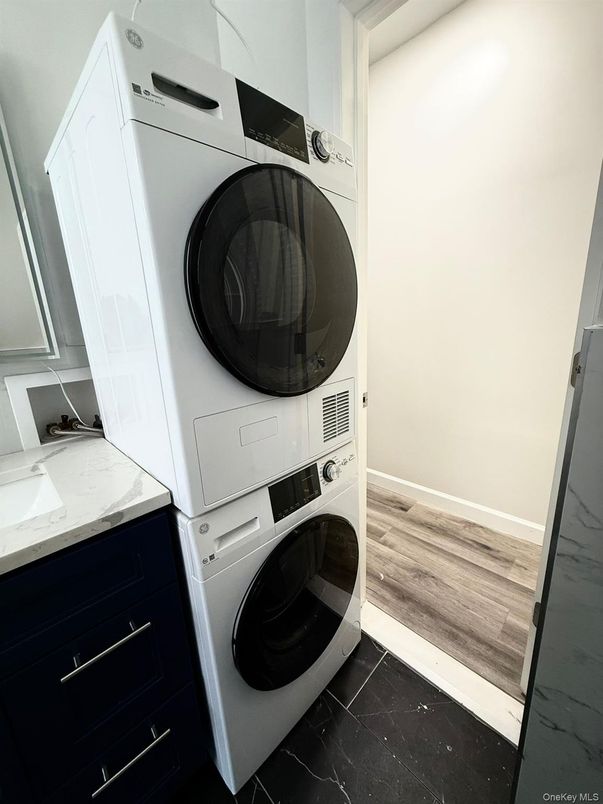 Interior, Utility Closets, Washer, Wood Texture Flooring