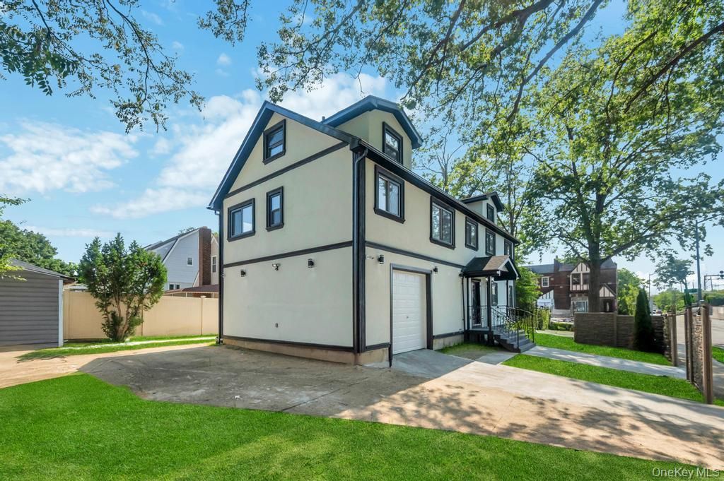 Attached, Exterior, Facade, Tudor Revival