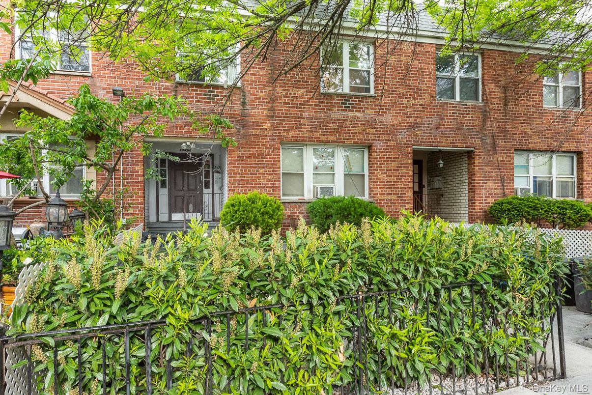 Exterior, Facade, Brick Facade, Rowhouse