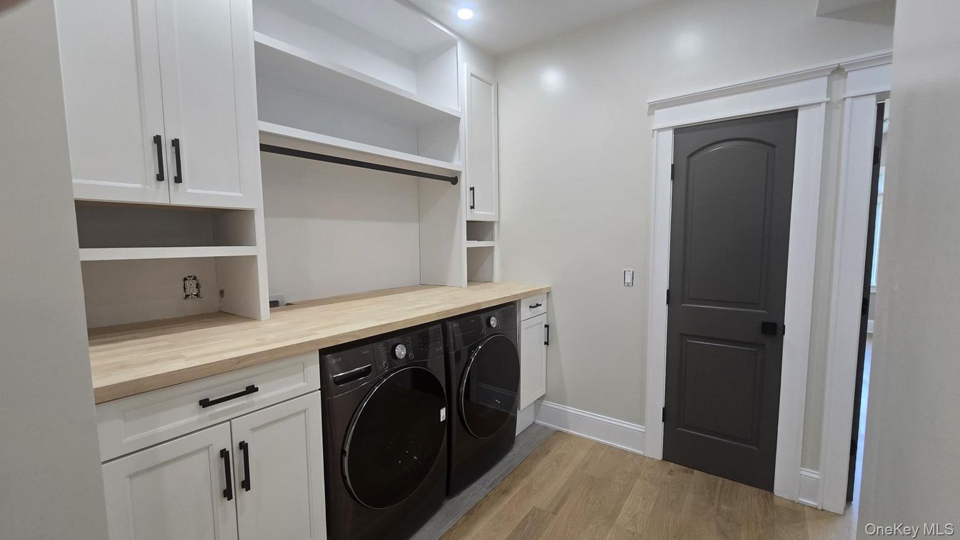 Interior, Recessed Lighting, Washer, Wood Texture Flooring