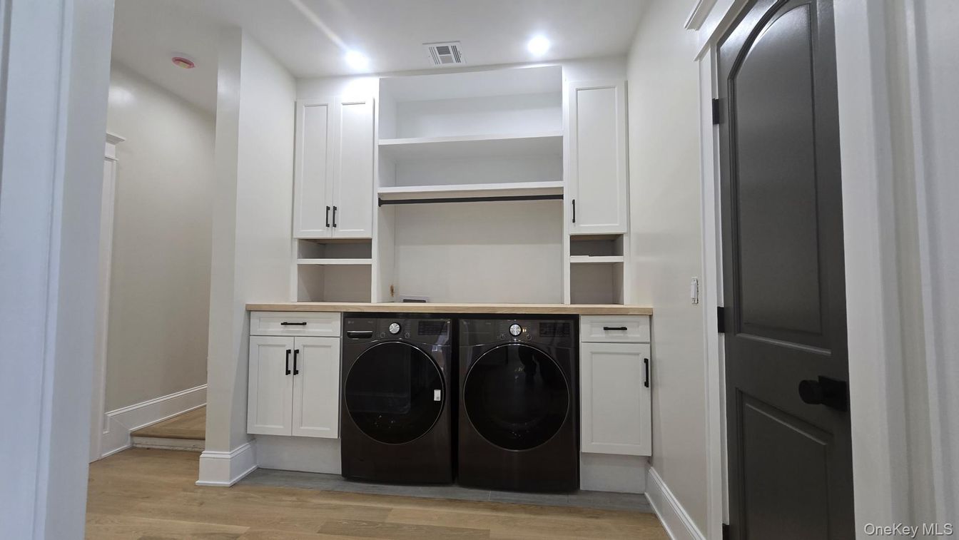 Interior, Recessed Lighting, Washer, Wood Texture Flooring