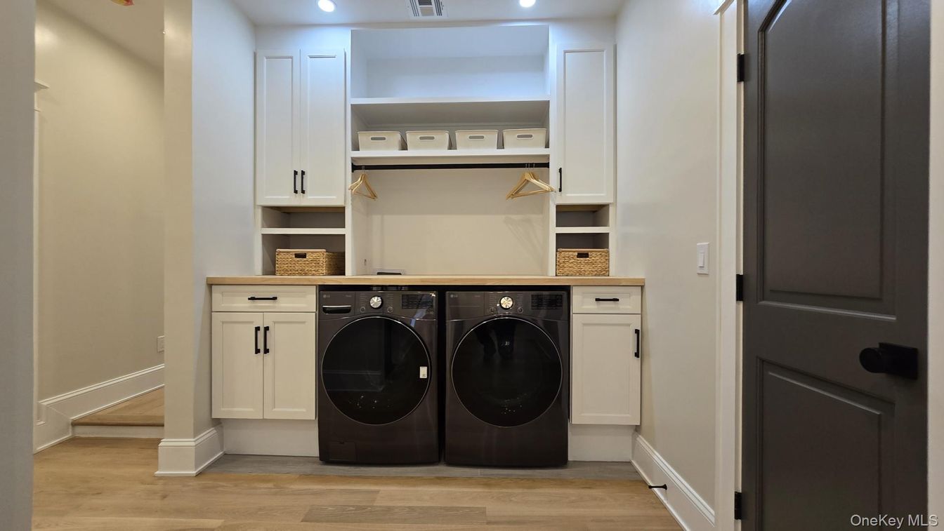 Interior, Recessed Lighting, Washer, Wood Texture Flooring