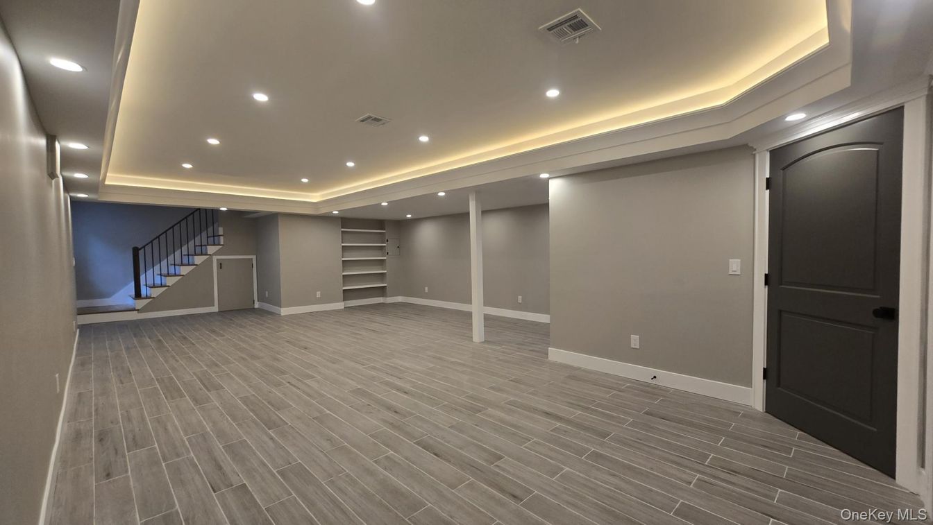 Interior, Recessed Lighting, Wood Texture Flooring