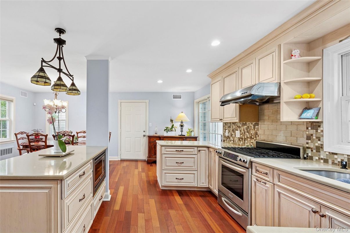 Chandelier, Dining room, Interior, Kitchen, Pendant Lights, Recessed Lighting, Stainless Steel Appliances, Wood Texture Flooring