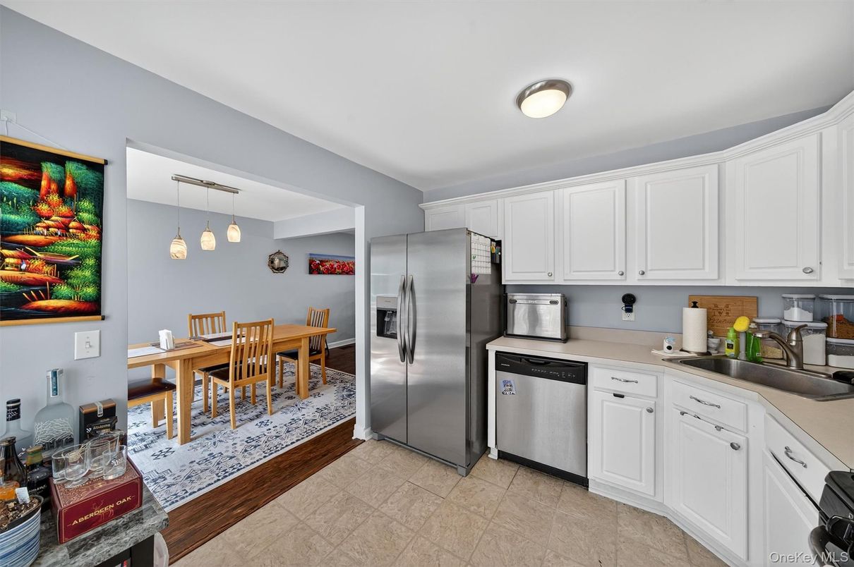 Dining room, Interior, Kitchen, Pendant Lights, Stainless Steel Appliances
