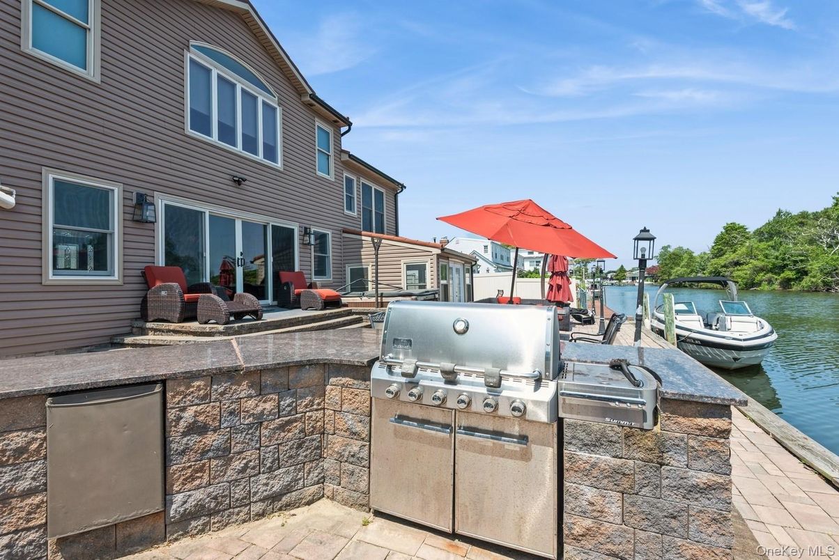 Exterior, Outdoor Kitchen, Water