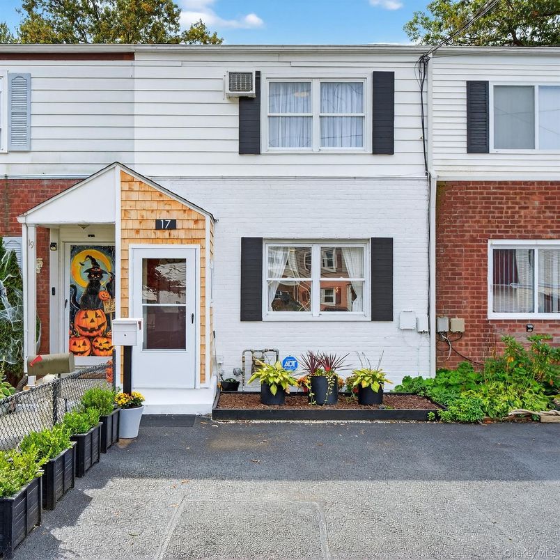 Exterior, Facade, Brick Facade, Rowhouse
