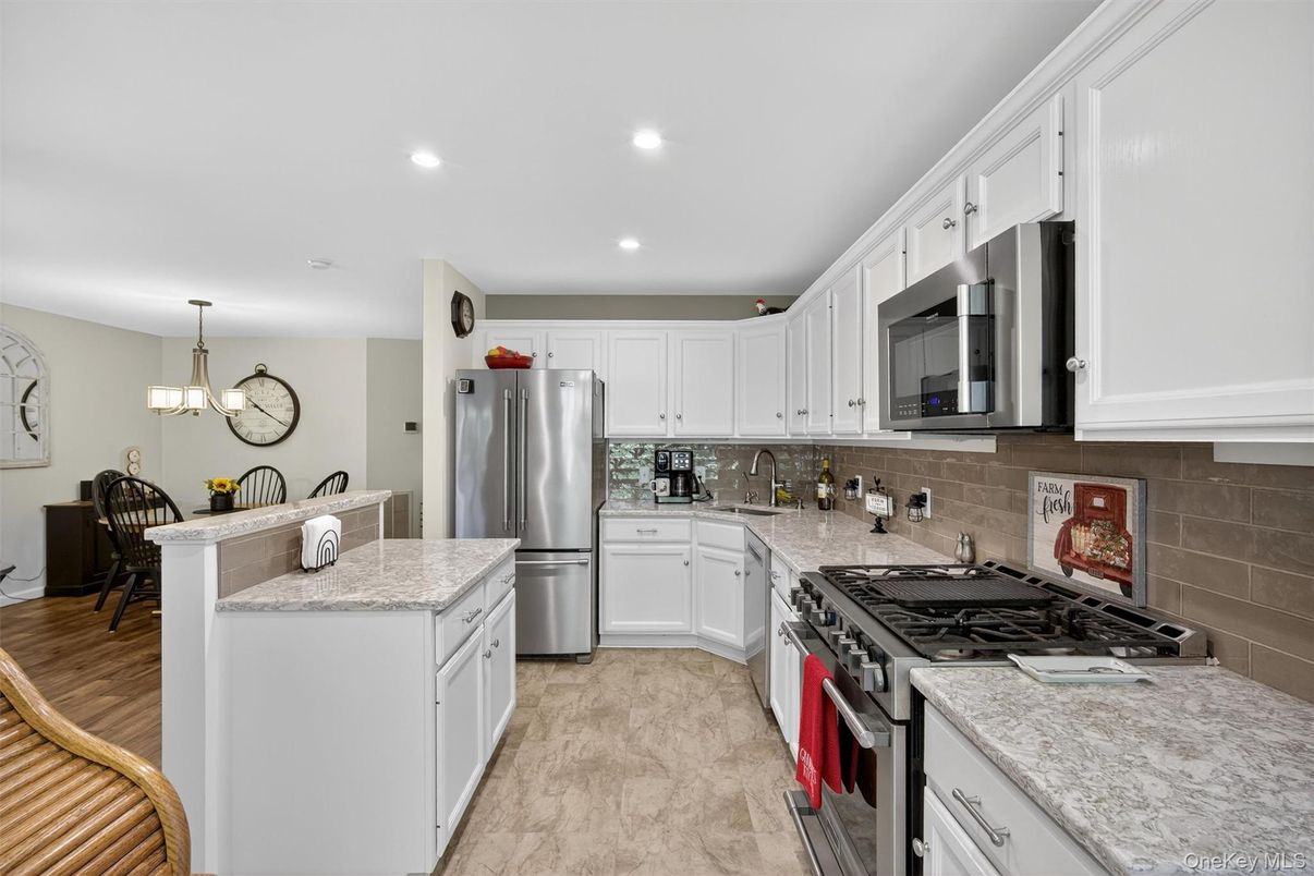 Chandelier, Dining room, Interior, Kitchen, Pendant Lights, Recessed Lighting, Stainless Steel Appliances, Wood Texture Flooring